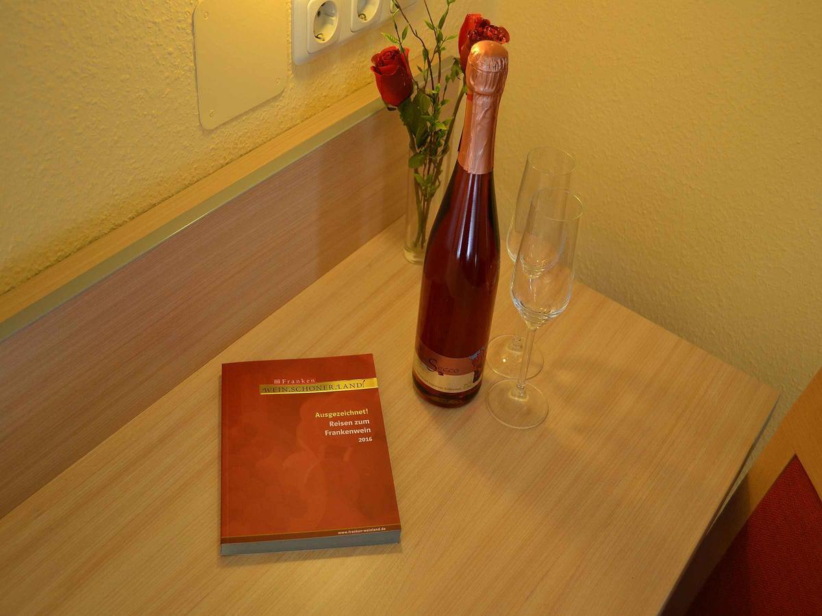 Hotel-Gasthof Rotes Ross Markt Einersheim Екстер'єр фото